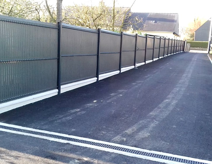 clôture panneaux rigides avec occultant pvc soubassement béton clôture panneaux rigides avec occultant pvc soubassement béton