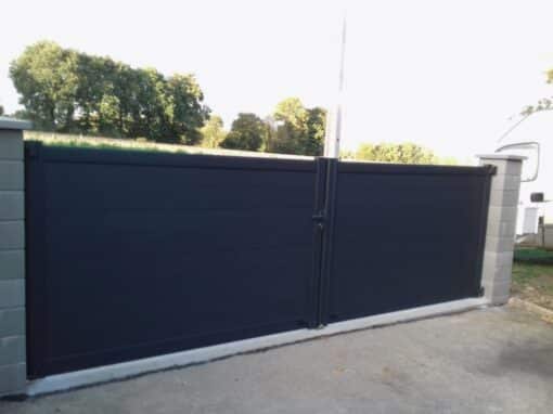 Portail alu 2 ventaux piliers maçonnés Portail alu 2 ventaux piliers maçonnés