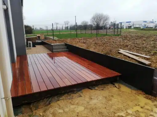Terrasse Cumaru retenue terre dalle d'ardoise
