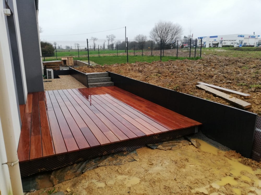 Terrasse Cumaru retenue terre dalle d’ardoise Terrasse Cumaru retenue terre dalle d'ardoise