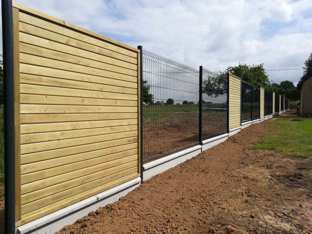 Clôture mixte panneaux bois Londres panneaux rigides soubassement plaque béton Clôture mixte panneaux bois Londres panneaux rigides soubassement plaque béton