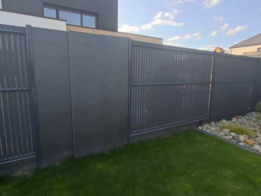 Clôture panneaux rigides mixte dalles d'ardoise à la verticale Clôture panneaux rigides mixte dalles d'ardoise à la verticale