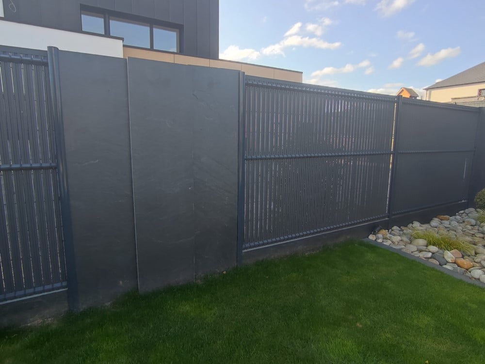 Clôture panneaux rigides mixte dalles d’ardoise à la verticale Clôture panneaux rigides mixte dalles d'ardoise à la verticale