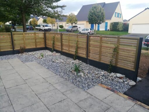Clôture panneaux Vénitien sous bassement en ardoise et massif Clôture panneaux Vénitien sous bassement en ardoise et massif
