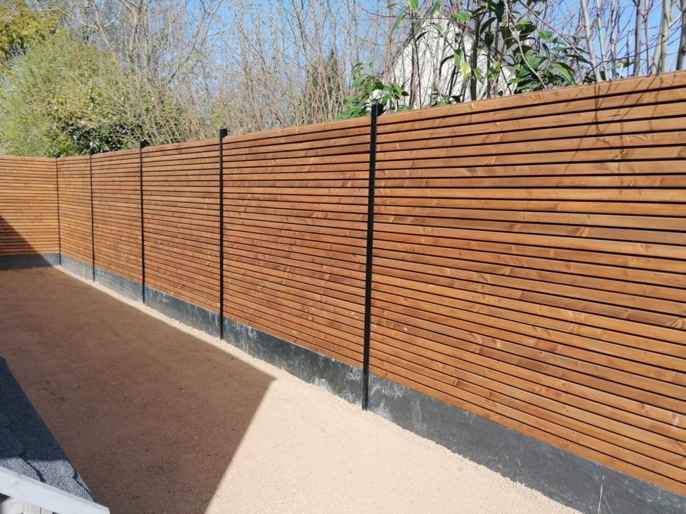 clôture vibrato traité marron poteaux alu noir soubassement dalle d’ardoise clôture vibrato traité marron poteaux alu noir soubassement dalle d'ardoise