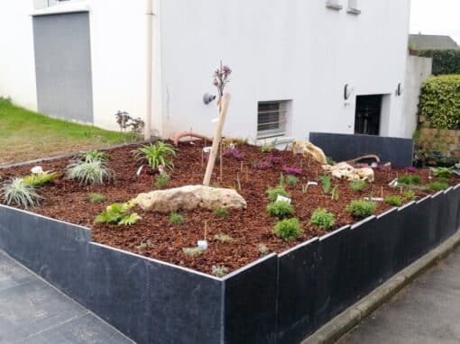 Massif vivaces retenue terre dalles d'ardoise Massif vivaces retenue terre dalles d'ardoise