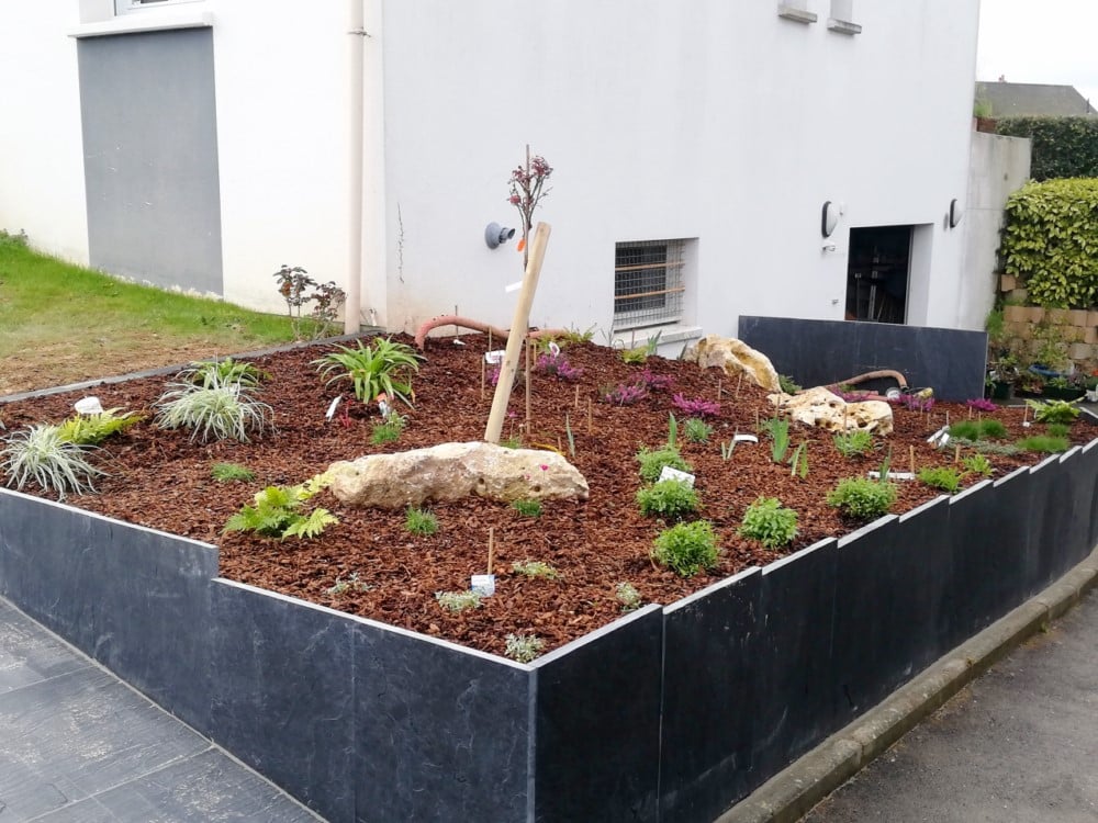 Massif vivaces retenue terre dalles d’ardoise Massif vivaces retenue terre dalles d'ardoise