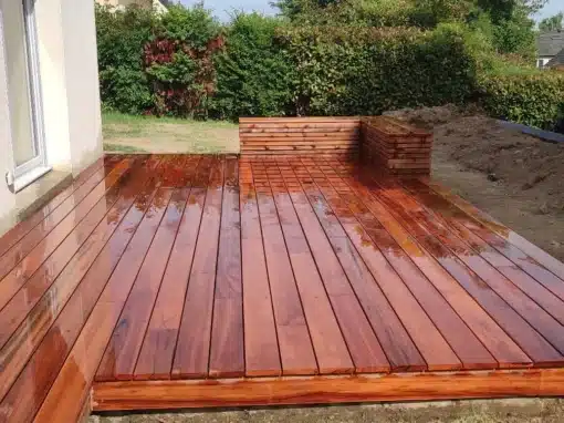 Terrasse Muiracatiara et banc Terrasse Muiracatiara et banc