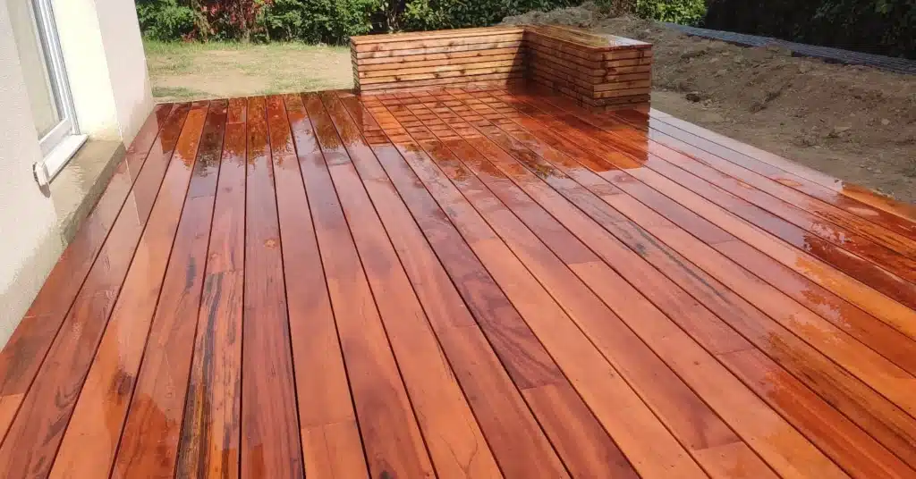 Terrasse Muiracatiara et banc Terrasse Muiracatiara et banc