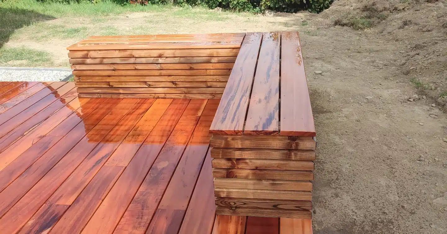 Banc Muiracatiara et bardage Vibrato Banc Muiracatiara et bardage Vibrato