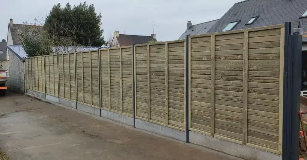 Clôture panneaux bois Londres soubassement béton Clôture panneaux bois Londres soubassement béton