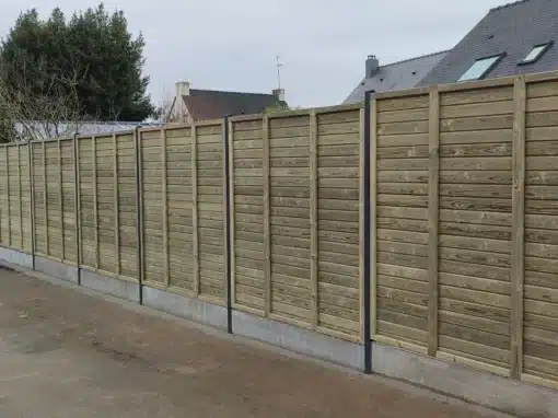 Clôture panneaux bois Londres soubassement béton Clôture panneaux bois Londres soubassement béton