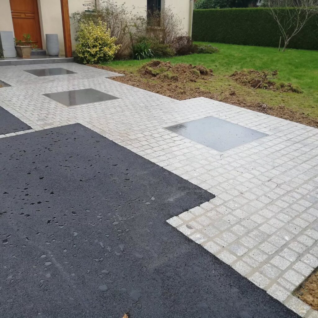 Cours en enrobé avec zone en pavés granit Cours en enrobé avec zone en pavés granit