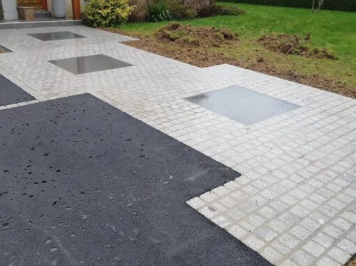 Cours en enrobé avec zone en pavés granit Cours en enrobé avec zone en pavés granit