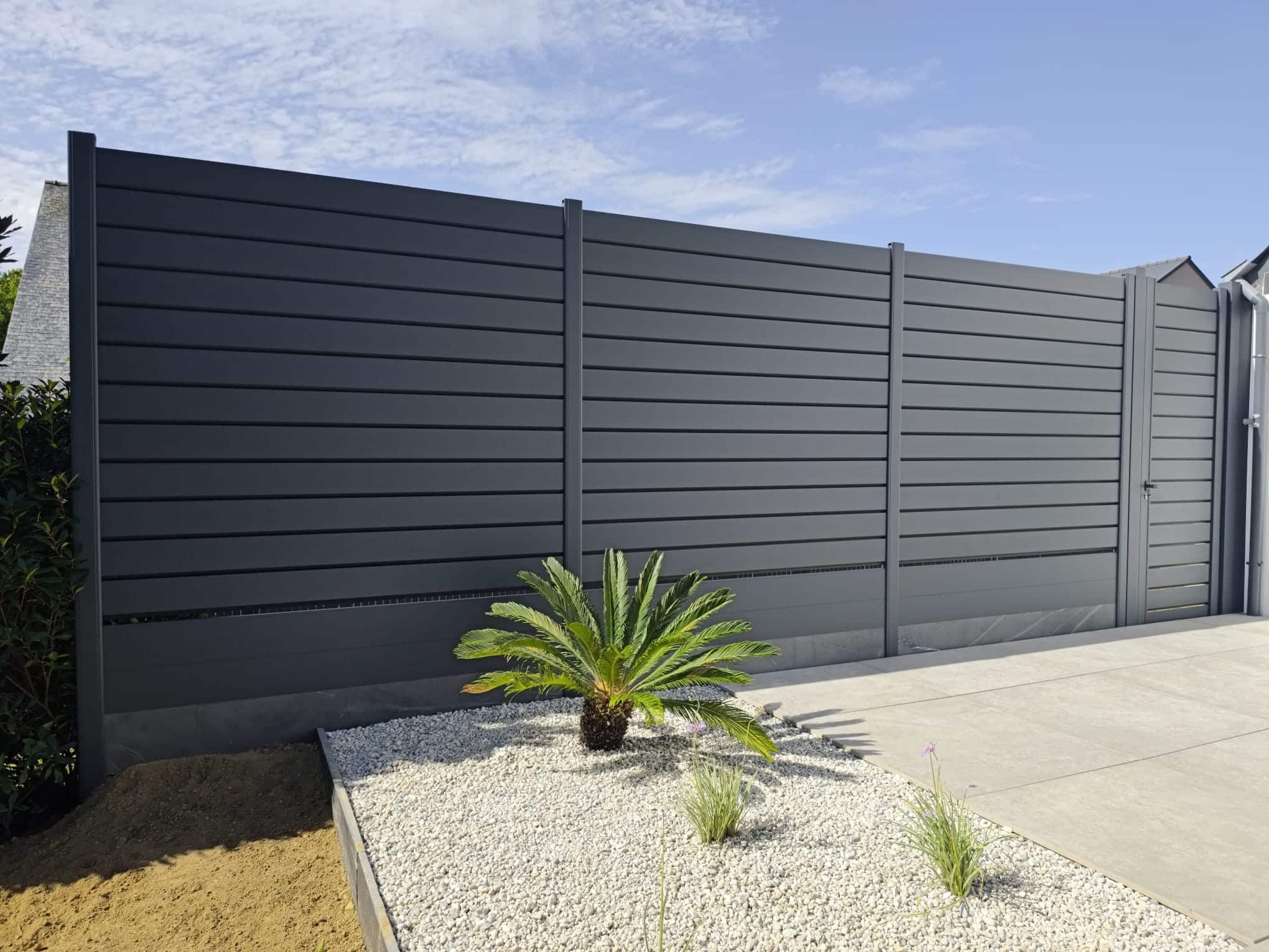 Clôture aluminium Persienné soubassement alu plein et dalles d'ardoise avec portillon Clôture aluminium Persienné soubassement alu plein et dalles d'ardoise avec portillon