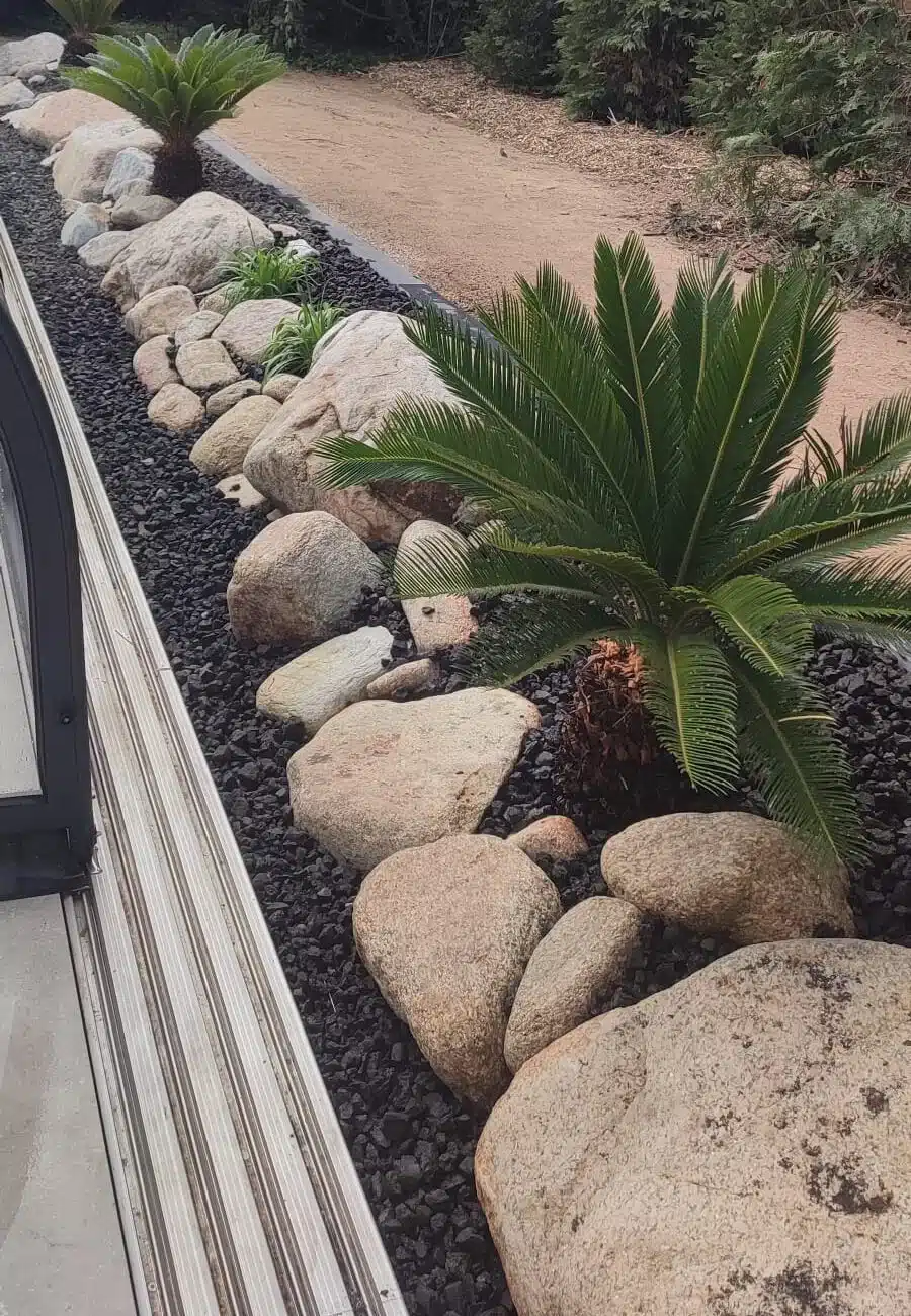 Rocaille galets granit avec plantation