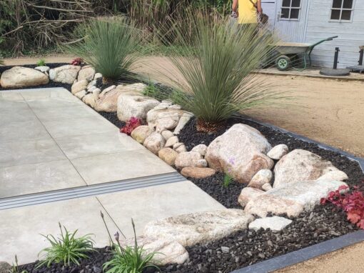 Rocaille galets granit avec plantation Rocaille galets granit avec plantation
