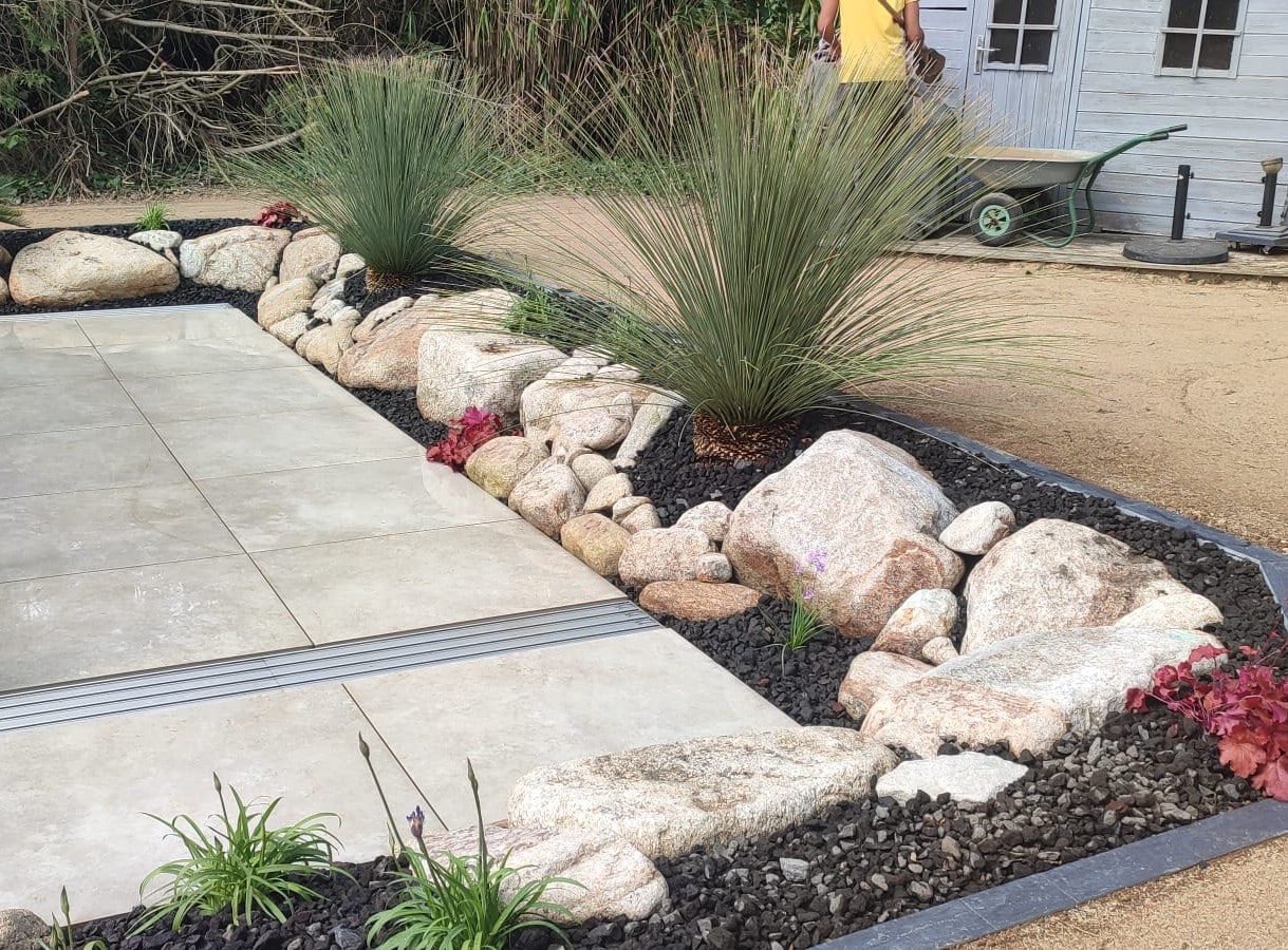 Rocaille galets granit avec plantation Rocaille galets granit avec plantation
