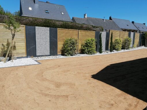 Clôture mixte panneaux bois Vénitiens dalles d'ardoise et gabions Clôture mixte panneaux bois Vénitiens dalles d'ardoise et gabions