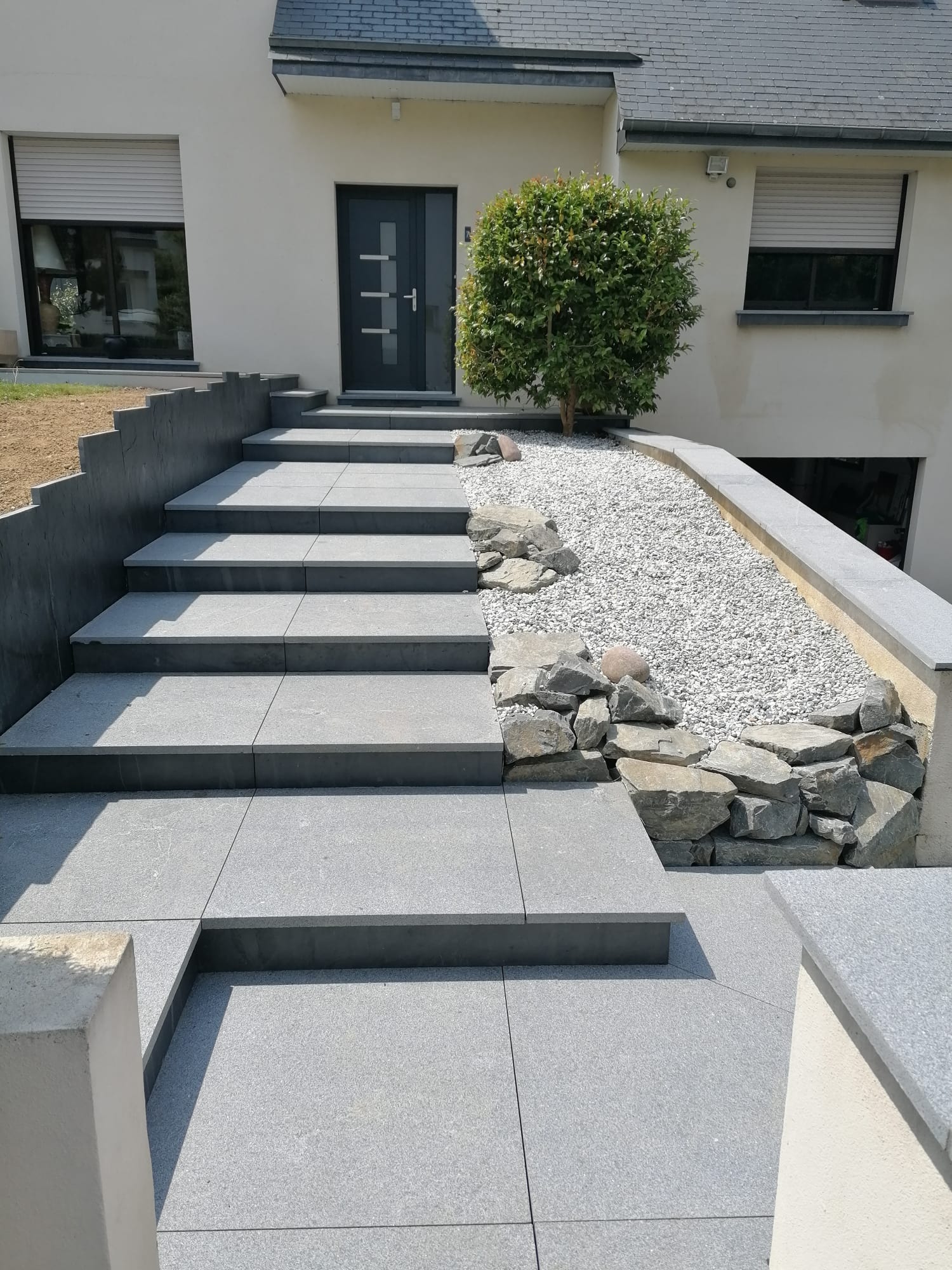 Escalier en granit contres marches ardoise
