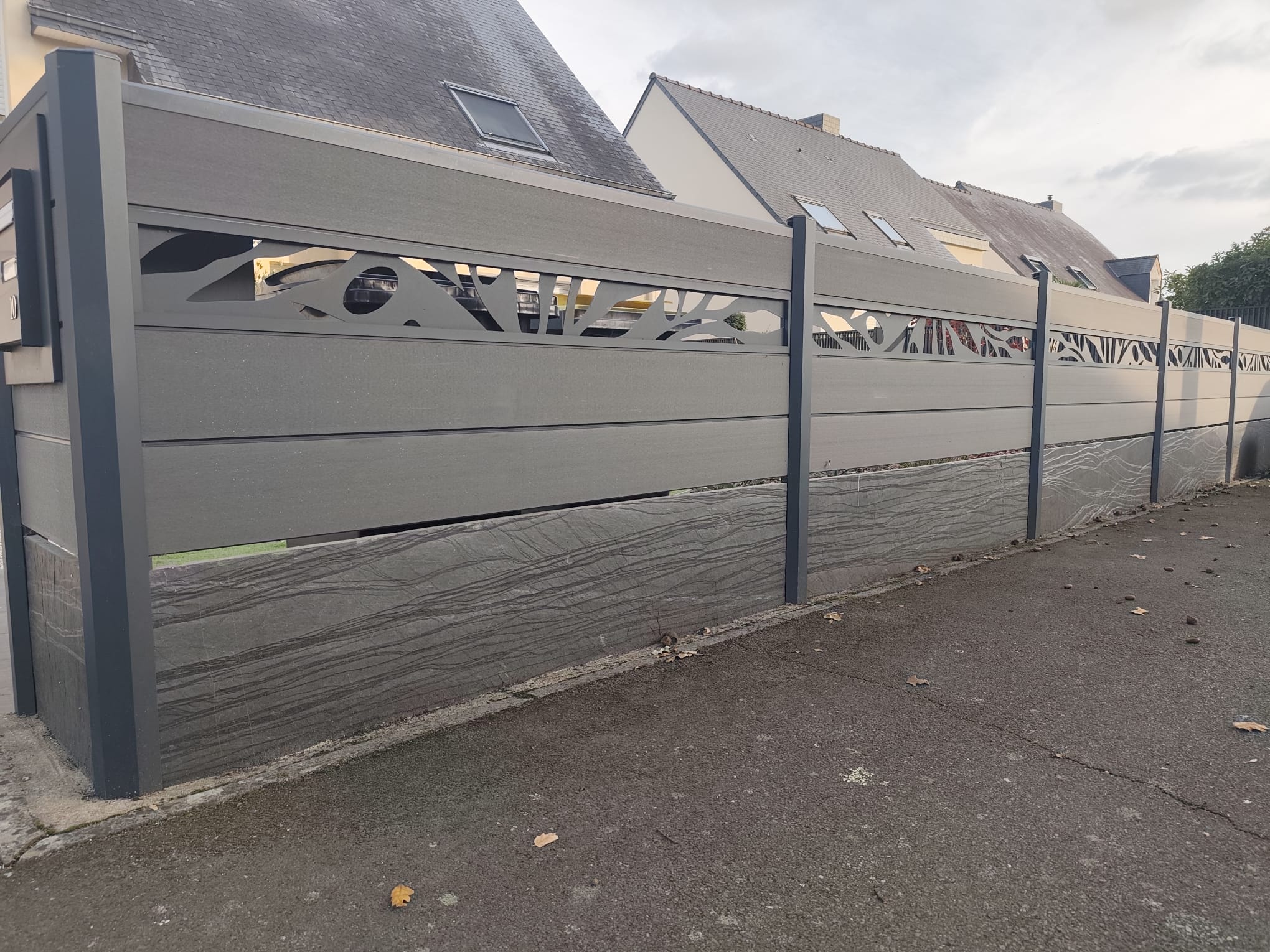 Clôture composite avec imposte alu et soubassement ardoise